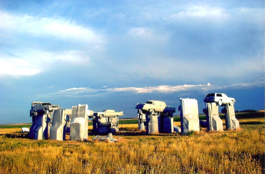 Carhenge 15-samyh-udivitelnyh-art-obektov-4.jpg