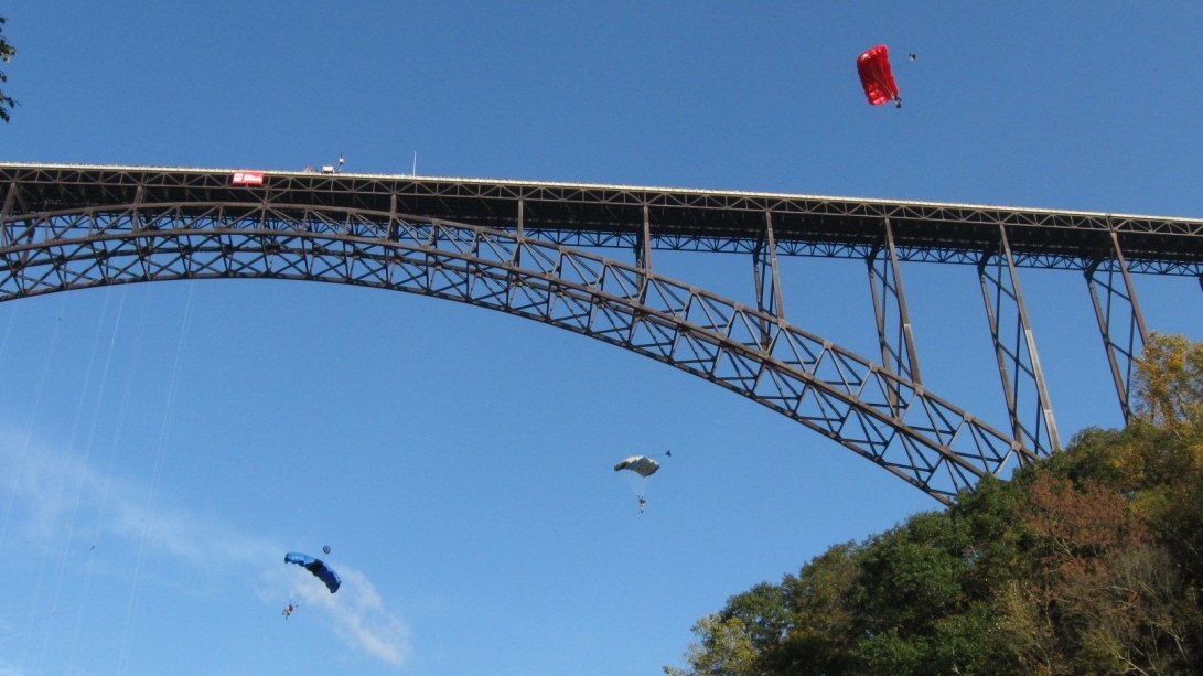 Мост New River Gorge, Западная Вирджиния, США 7-luchshih-v-mire-obektov-dlja-bejsdzhampinga-3.jpg