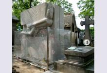 Зацелованный памятник: как страдает захоронение Оскара Уайльда