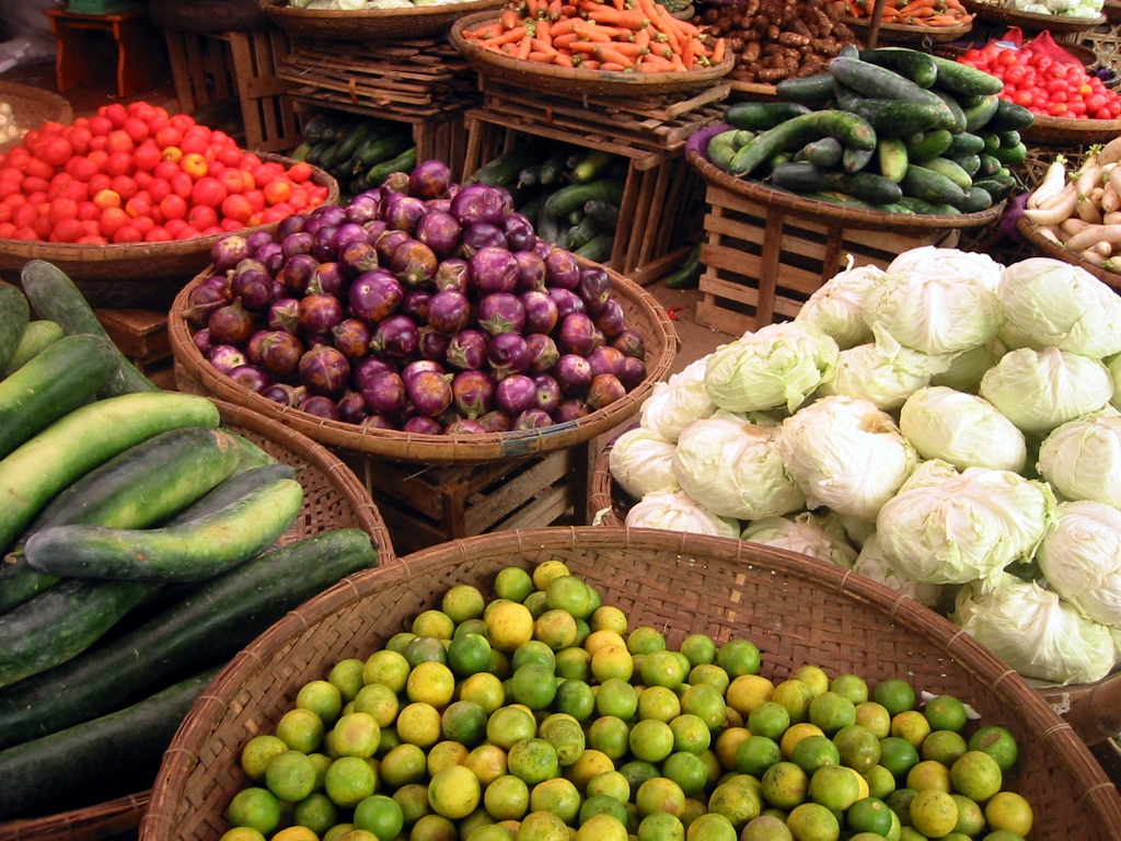 Продуктовый лоток на рынке Нячанга Продуктовый лоток на рынке Нячанга