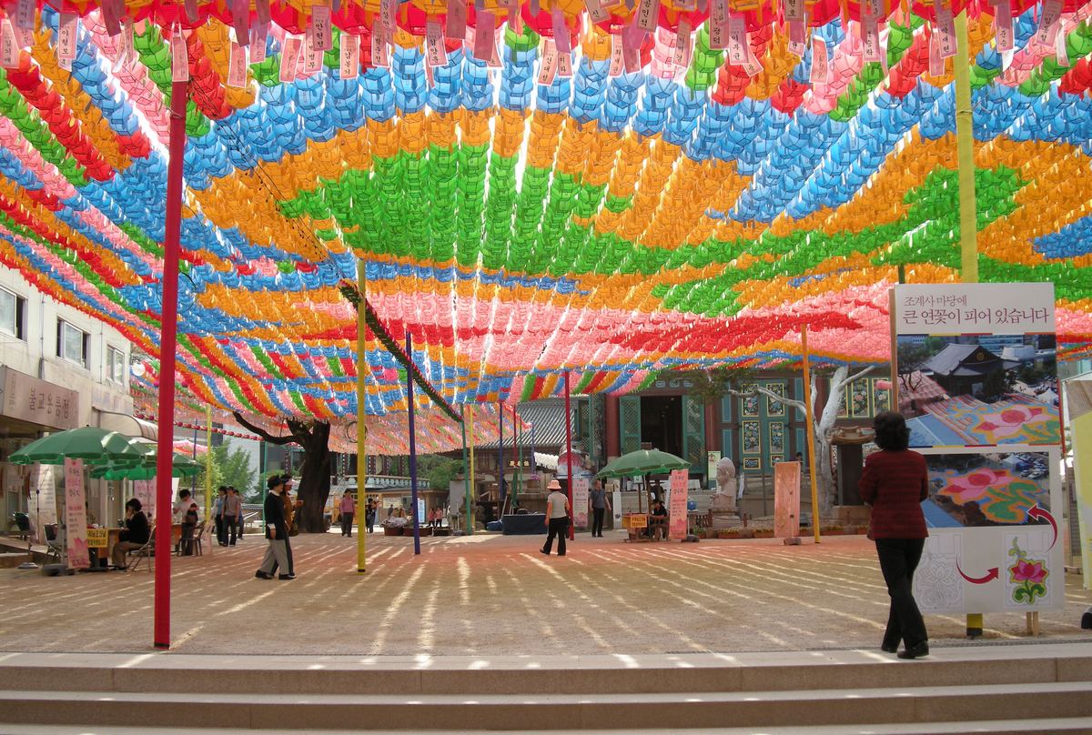 Украшенные ко Дню рождения Будды улицы Сеула Украшенные ко Дню рождения Будды улицы Сеула